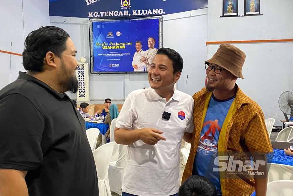 Syed Hussien (tengah) beramah mesra bersama usahawan muda pada majlis perjumpaan di Kampung Tengah pada Selasa.