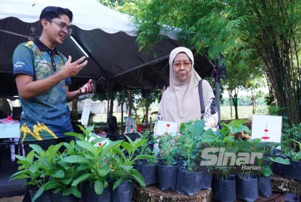 Petugas memberikan penerangan kepada pengunjung yang hadir. FOTO SINAR HARIAN-MOHD HALIM ABDUL WAHID