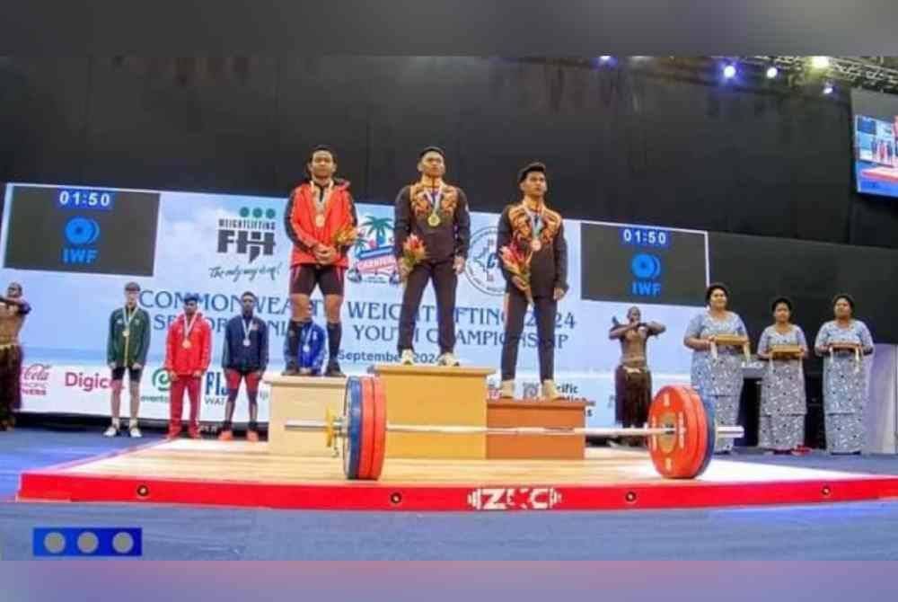 Aniq (tengah) meraih pingat emas kategori 61 kg Kejohanan Angkat Berat Komanwel 2024 di Fiji pada Selasa. Foto FB Ayub Rahmat