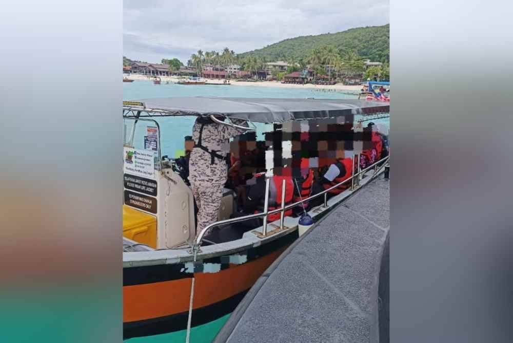 Maritim Terengganu menahan sebuah bot penumpang kerana dikesan membawa lebih muatan pada Selasa.