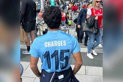 Seorang penyokong City memakai jersi pasukan itu dengan nombor 115 sebagai menyindir dakwaan 115 pelanggaran peraturan kewangan Liga Perdana. Foto Agensi