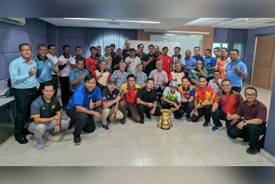 Pengerusi Jawatankuasa Induk kejohanan, Datuk Emran Kadir; Penasihat Bersama Kumpulan Karangkraf, Datuk Muhammad Nasir Hamzah; Timbalan Pengerusi kejohanan, Hashim Anang bersama wakil pasukan selepas majlis undian Piala Raja Muda Selangor 2024 di Shah Alam.
