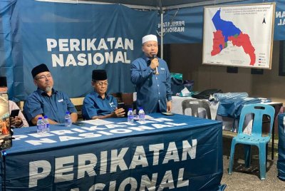 Ahli Parlimen Pokok Sena, Datuk Ahmad Yahaya berucap di ceramah kelompok di Pusat Daerah Mengundi (PDM) Dorset pada Isnin.