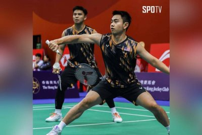 Sze Fei (kanan) dan Nur Izzuddin lulus ujian pertama Terbuka China setelah menewaskan pasangan tuan rumah pada Selasa. Foto SPOTV