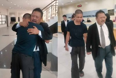 'Abang Bas' bersama peguam, Ahmad Zaharil sejurus selesai membayar ikat jamin RM40,000 di Kompleks Mahkamah pada Selasa.