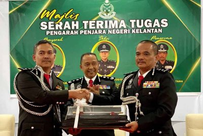 Hamid (kanan) semasa Majlis Serah Terima Tugas bersama Kamaruzaman, disaksikan Mohamad Rosidek di Dewan Tan Sri Murad Ahmad, Pengkalan Chepa, Kota Bharu pada Selasa.