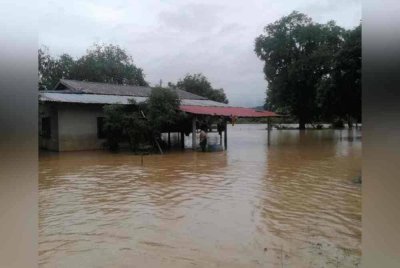 Banjir yang berlaku di Bukit Kayu Hitam. Foto JBPM