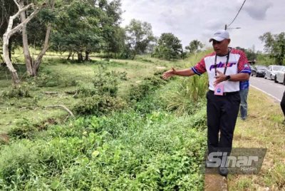 Mohamad Haizan melawat kawasan banjir di Kampung Bentong Dalam pada Selasa.