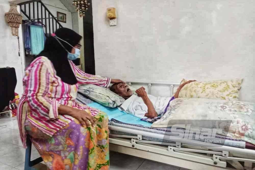 Siti Sharipah Alauyah menjaga Razali yang kini terlantar di rumah.