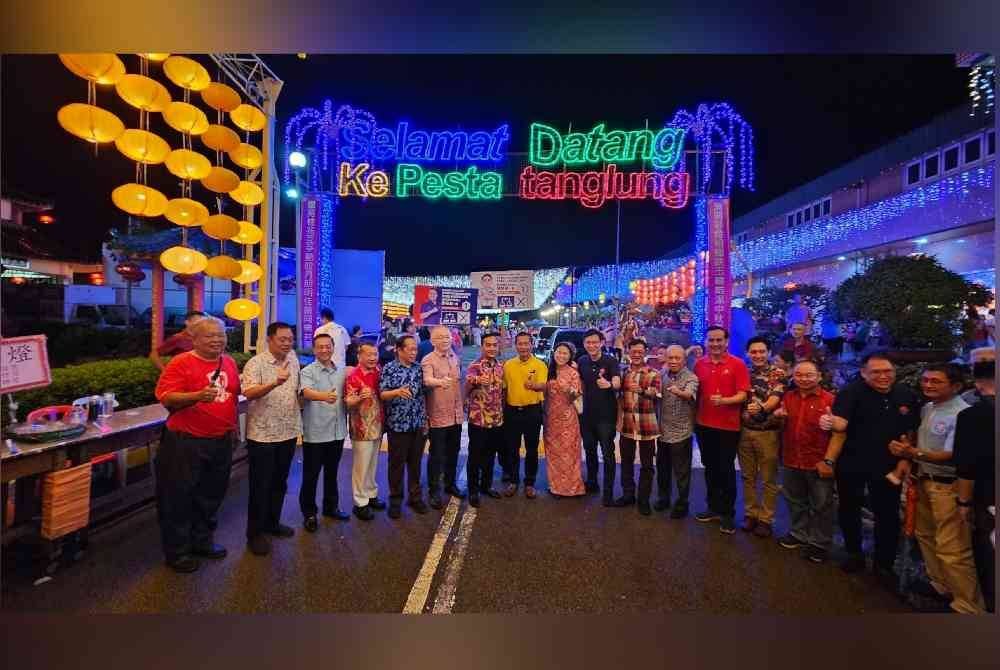 Menteri Besar Johor, Datuk Onn Hafiz Ghazi (tujuh dari kiri) bersama pimpinan BN di Pesta Tanglung di Tokong Che Luan Khor pada Selasa.