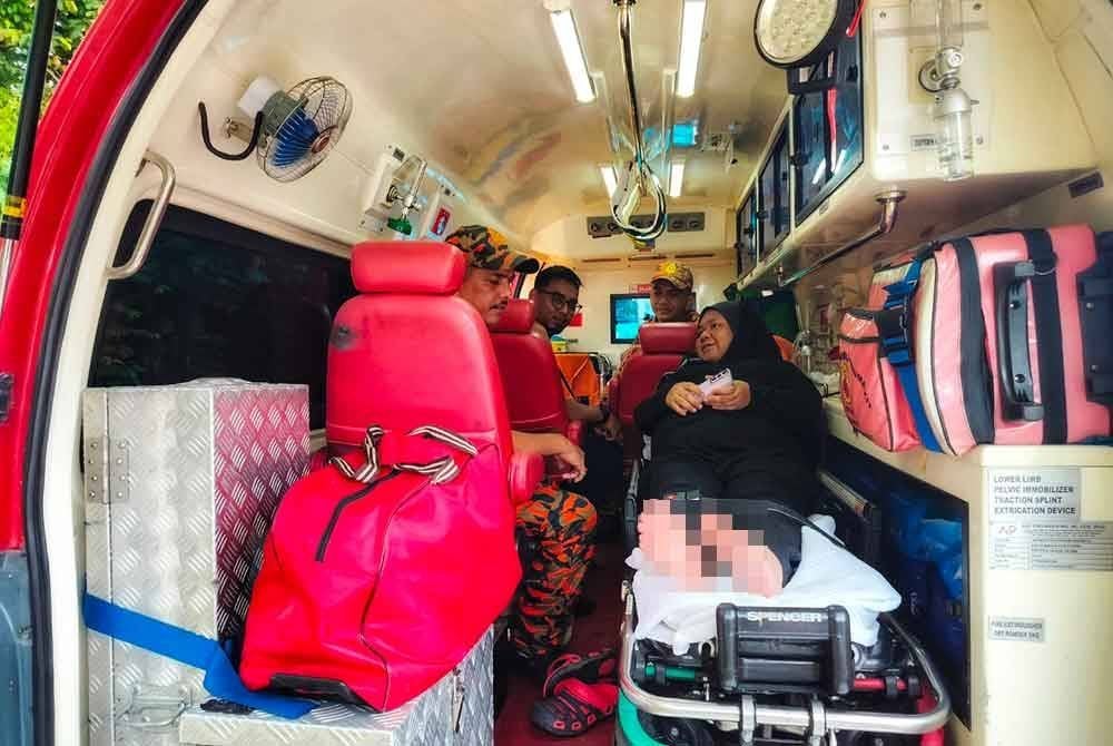 Norshuhaida diselamatkan anggota Jabatan Bomba dan Penyelamat Malaysia (JBPM) Kedah untuk dibawa ke Hospital Sultanah Bahiyah pada Rabu.