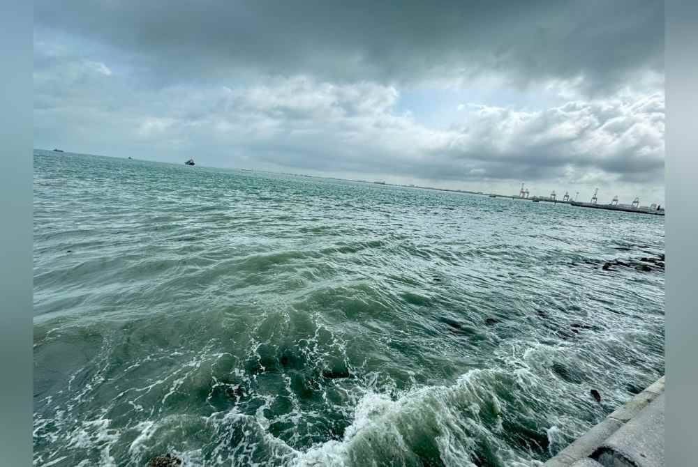 Tinjauan mendapati laut bergelora kerana angin kencang dan menyebabkan air pasang tinggi.