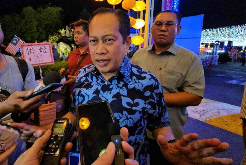 Ahmad Maslan ditemui di Pesta Tanglung di Tokong Che Luan Khor di sini pada Selasa.