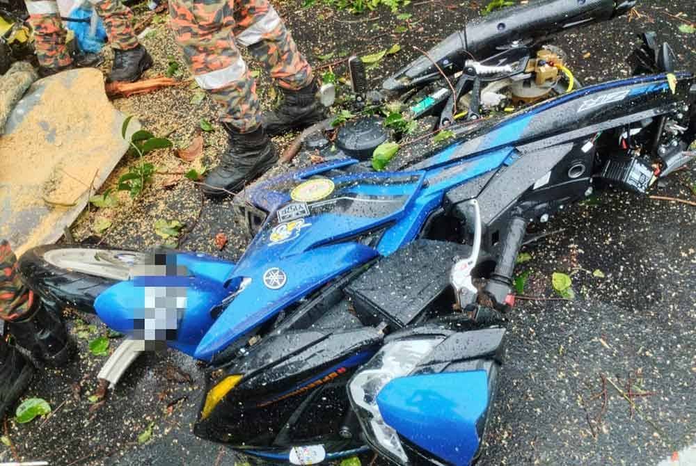 Keadaan motosikal dinaiki lelaki dan anak perempuannya dalam kejadian pokok tumbang di Kamunting, Taiping pada Rabu. Foto bomba