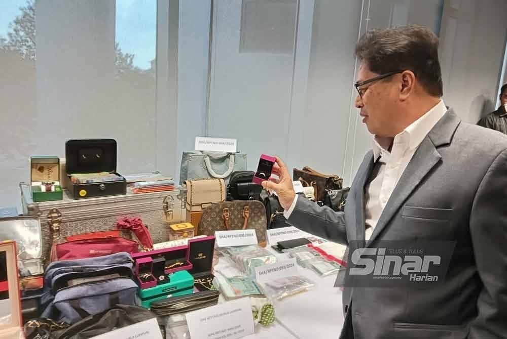 Azam menunjukkan barangan yang dirampas SPRM menerusi Op Pump ke atas 50 penguat kuasa yang disyaki bersekongkol dengan sindiket yang membawa masuk warga asing menerusi pintu masuk udara negara menerusi modus operandi 'Counter Setting'. Foto: SINAR HARIAN - HISYAMUDDIN AYUB