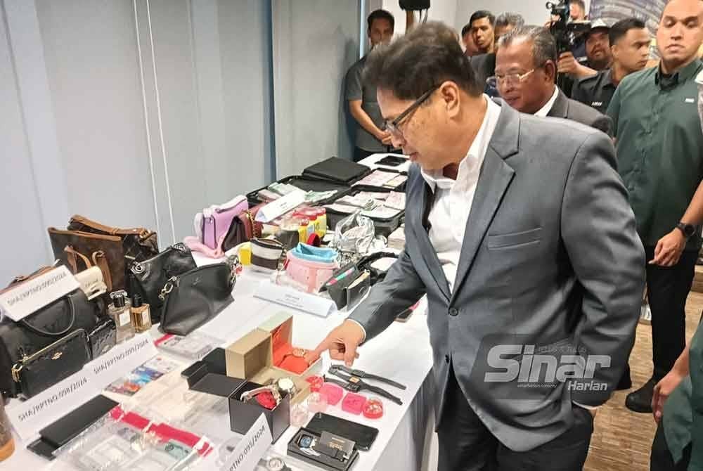 Azam melihat barangan yang dirampas SPRM menerusi Op Pump ke atas 50 penguat kuasa yang disyaki bersekongkol dengan sindiket yang membawa masuk warga asing menerusi pintu masuk udara negara menerusi modus operandi 'counter setting'. Foto: SINAR HARIAN - HISYAMUDDIN AYUB
