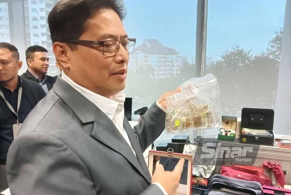 Azam menunjukkan barangan kemas yang dirampas SPRM menerusi Op Pump ke atas 50 penguat kuasa yang disyaki bersekongkol dengan sindiket yang membawa masuk warga asing menerusi pintu masuk udara negara menerusi modus operandi 'Counter Setting'. Foto: SINAR HARIAN - HISYAMUDDIN AYUB