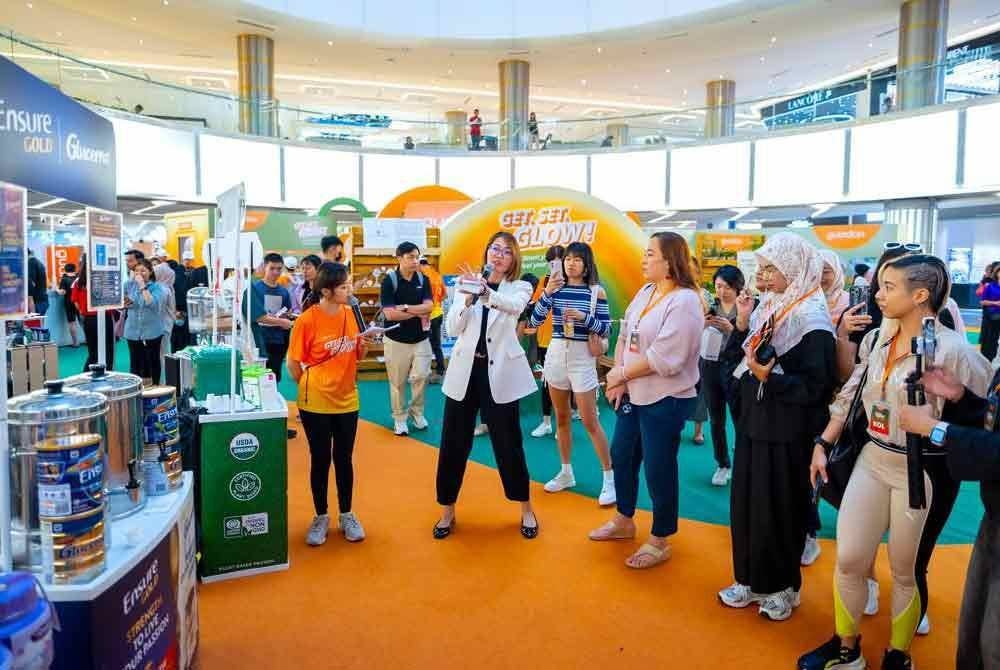 Ketua Kesihatan Guardian, Sheryn Soo, menerangkan produk kesihatan yang terdapat di Festival Kesejahteraan Get.Set.Glow!