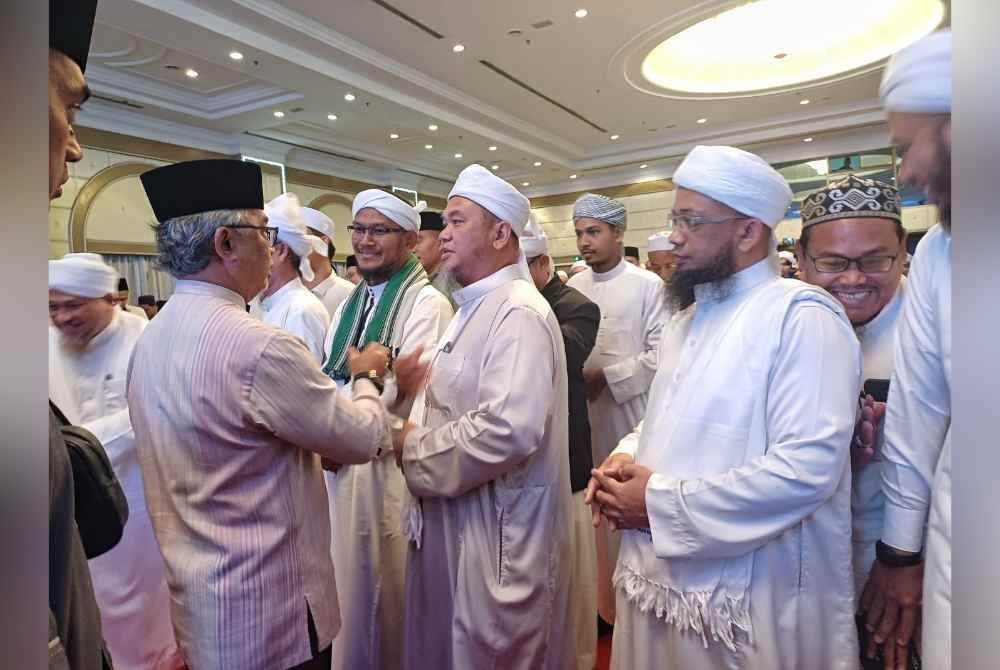 Al-Sultan Abdullah bersalaman dengan sebahagian pengusaha maahad tahfiz, madrasah dan pondok selepas merasmikan persidangan pengetua dan pengusaha maahad tahfiz, madrasah dan pondok peringkat Negeri Pahang di Hotel Grand Darul Makmur di sini, pada Rabu.