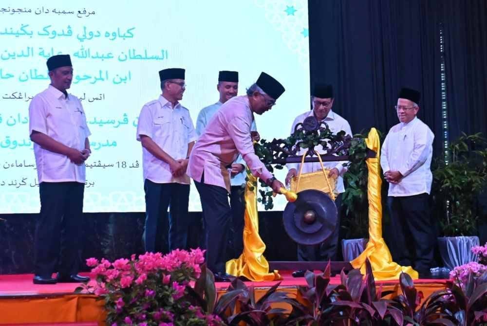 Al-Sultan Abdullah mencemar duli persidangan pengetua dan pengusaha maahad tahfiz, madrasah dan pondok peringkat Negeri Pahang di Hotel Grand Darul Makmur di sini, pada Rabu.