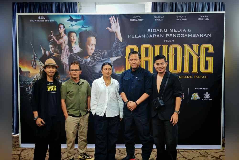 Barisan pelakon Gayong (dari kiri) Yayan Ruhiyan, Faizal Ishak (pengarah), Nabila Huda, Beto dan Syafie Naswip.