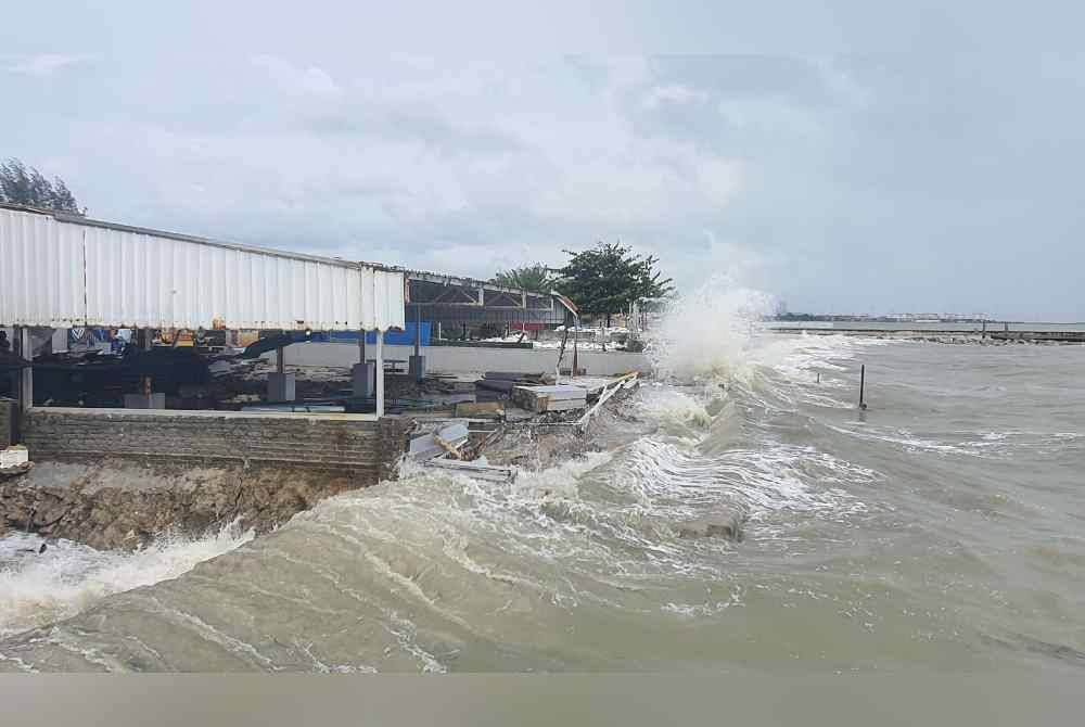 Ombak kuat merosakkan beberapa kedai sekitar Pantai Bersih, Butterworth.