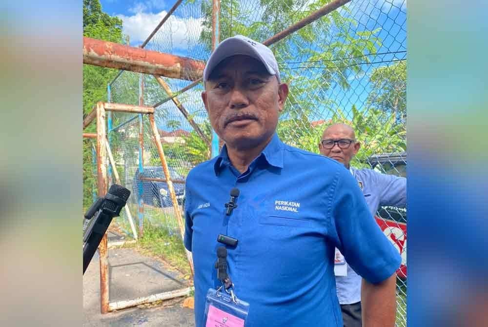 Mohamad Haizan ketika melawat gelanggang futsal terbiar di Taman Sri Kluang pada Rabu.