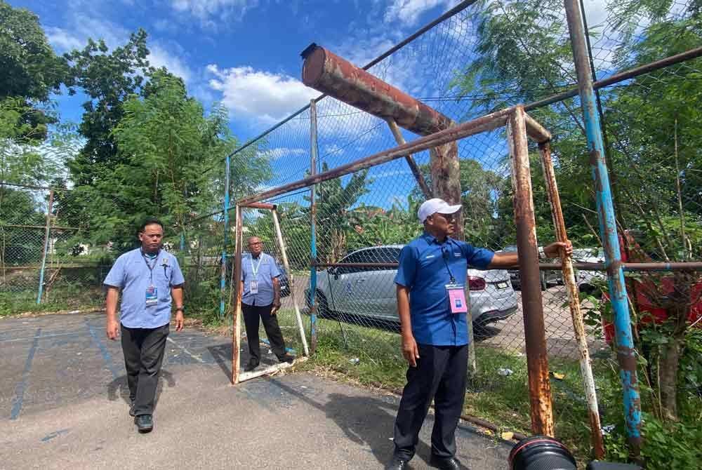Mohamad Haizan Jaafar ketika melawat gelanggang futsal terbiar di Taman Sri Kluang pada Rabu.