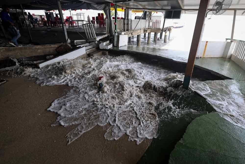 Sebuah kedai makan musnah akibat dilanda ombak sejak semalam ketika tinjauan di Jalan Pantai Bersih pada Rabu. Foto Bernama