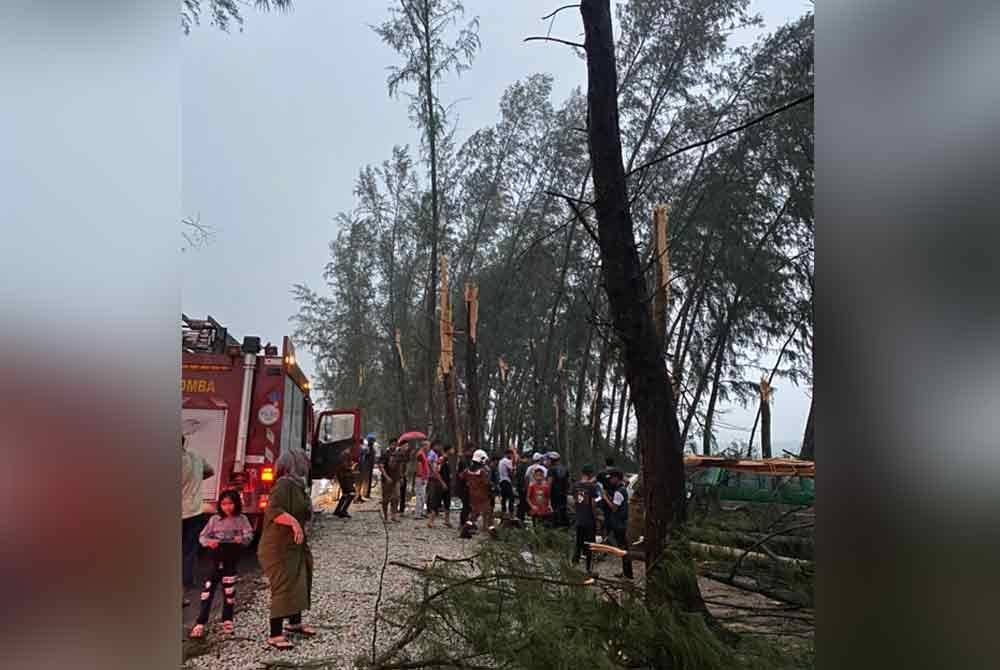 Pasukan penyelamat sedang mengeluarkan mayat mangsa untuk dihantar ke Unit Forensik Hospital Kemaman untuk tindakan lanjut.