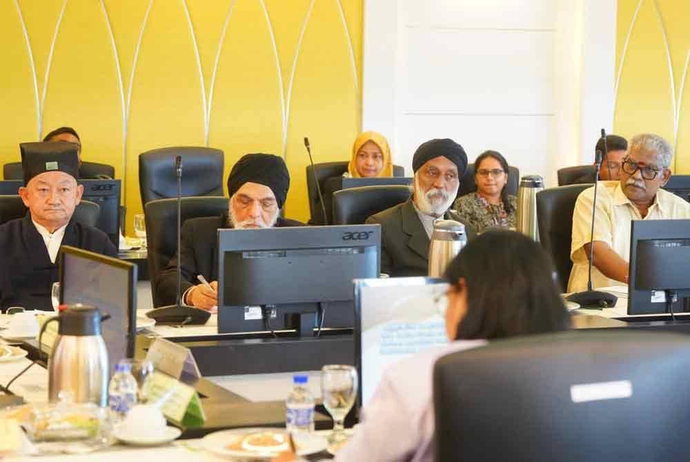 Wakil Majlis Perundingan Malaysia bagi Buddha, Kristian, Hindu, Sikh dan Taoisme (MCCBCHST) ketika pertemuan bersama Datuk Aaron Ago Dagang dan Datuk Dr Mohd Na'im Mokhtar pada hari ini.