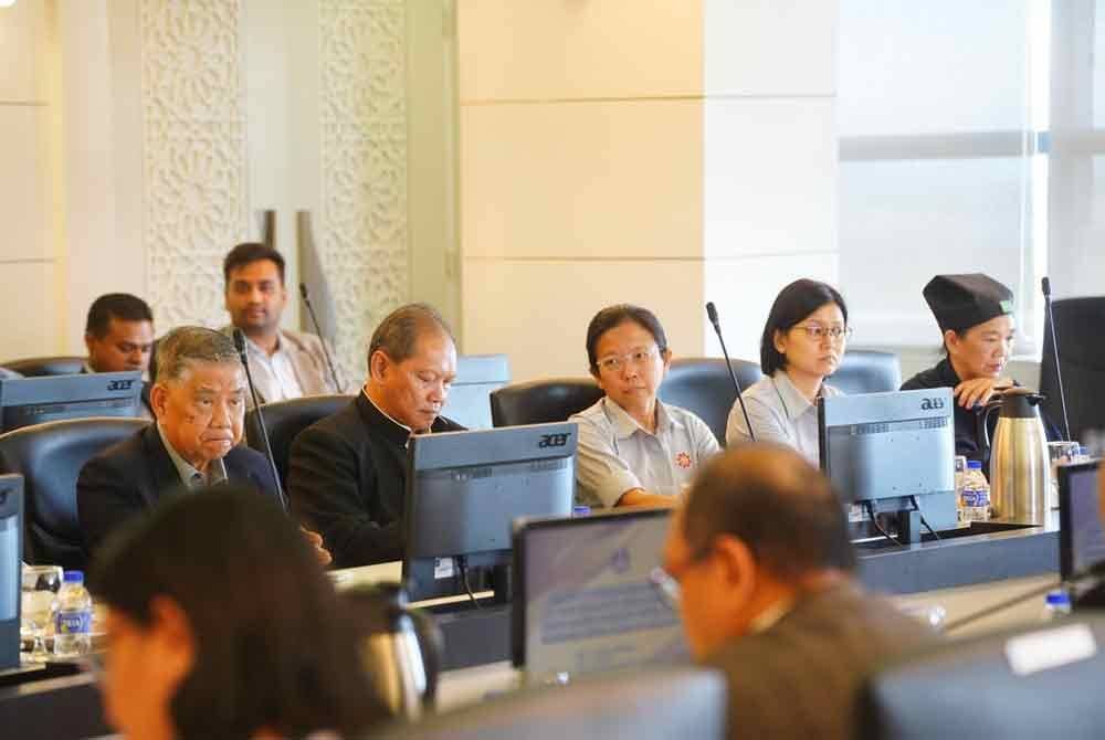 Wakil Majlis Perundingan Malaysia bagi Buddha, Kristian, Hindu, Sikh dan Taoisme (MCCBCHST) ketika pertemuan bersama Datuk Aaron Ago Dagang dan Datuk Dr Mohd Na'im Mokhtar pada hari ini.