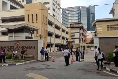 Suasana sekitar pintu masuk hadapan Kompleks Mahkamah Petaling Jaya pada Rabu.