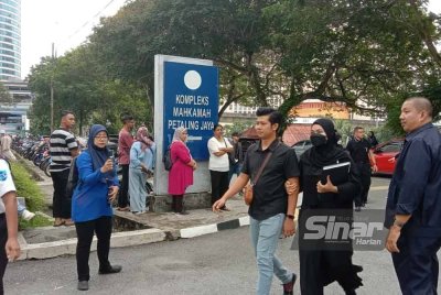Ibu bapa Zayn Rayyan Abdul Matiin bersama keluarga tiba di pekarangan Kompleks Mahkamah Petaling Jaya pada Rabu.