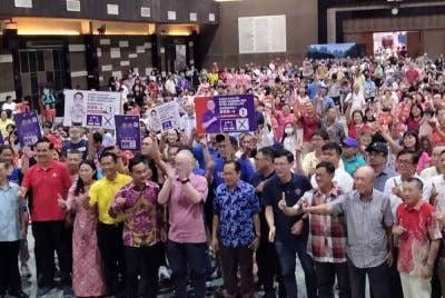 Ahmad Maslan bersama pemimpin dan masyarakat Cina ketika Pesta Tanglung di Tokong Che Luan Khor, DUN Mahkota.