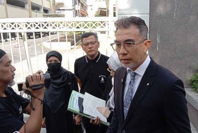 Fahmi ketika sidang akhbar selepas selesai sesi perbicaraan di pekarangan luar Kompleks Mahkamah Petaling Jaya di sini pada Rabu.