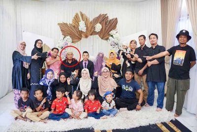 Che Zakariah (belakang, empat dari kiri) bersama ahli keluarga. Foto Nur Ain