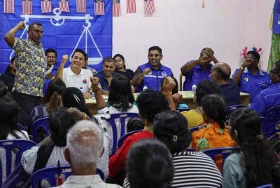 Calon BN, Syed Hussien Syed Abdullah ketika hadir program ramah mesra bersama masyarakat India sempena kempen PRK DUN Mahkota di Balai Raya Padang Tembak. Foto Bernama