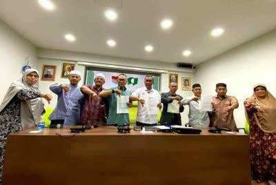 Takiyuddin (tengah) bersama beberapa Ahli Parlimen PN dari Kelantan dan Kedah semasa sidang akhbar di Kota Bharu pada Rabu.