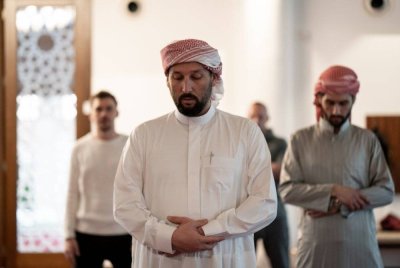 JIKA imam tersedar dia belum mengambil wuduk atau sedang berjunub, wajib untuknya berhenti dan keluar solat jemaah. Foto CANVA