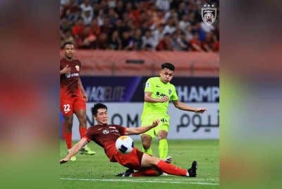 Pemain JDT, Arif Aiman merembat bola ke gawang Shanghai Port pada aksi ACLE di Stadium Pudong malam Rabu. Foto FB Johor Southern Tigers