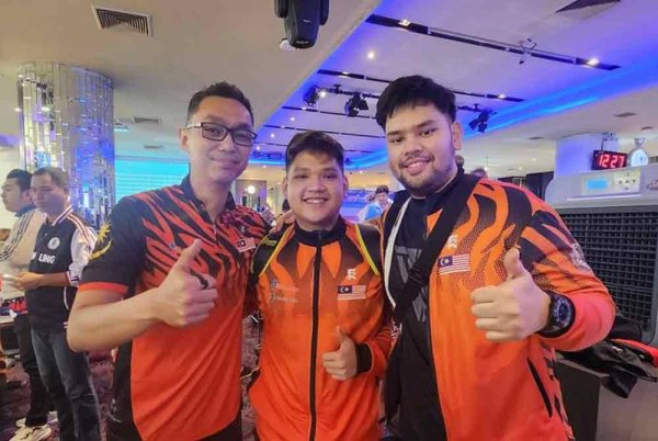 Rafiq (kanan), Hafiz (tengah) dan Syafiq menyapu bersih pingat acara perseorangan lelaki pada ATBC ke-27 di Bangkok. Foto Bowling Malaysia
