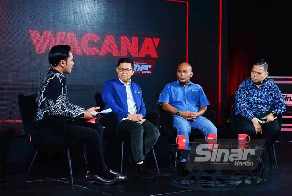 (Dari kanan) Mujibu, Muhammad Syafiq dan Noor Azleen ketika Wacana Sinar edisi 456 bertajuk 'Biru Apa Warna Mahkota?' yang berlangsung di Kompleks Kumpulan Karangkraf pada Rabu.