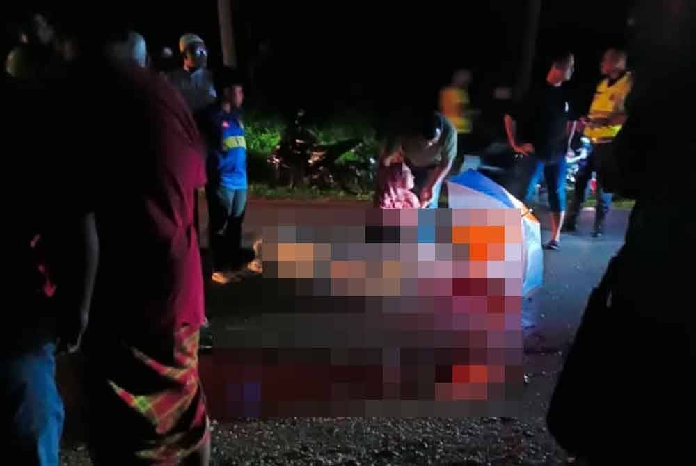 Gambar tular memaparkan kemalangan motosikal di Kampung Serigala Tengah 1, di sini, pada Selasa.