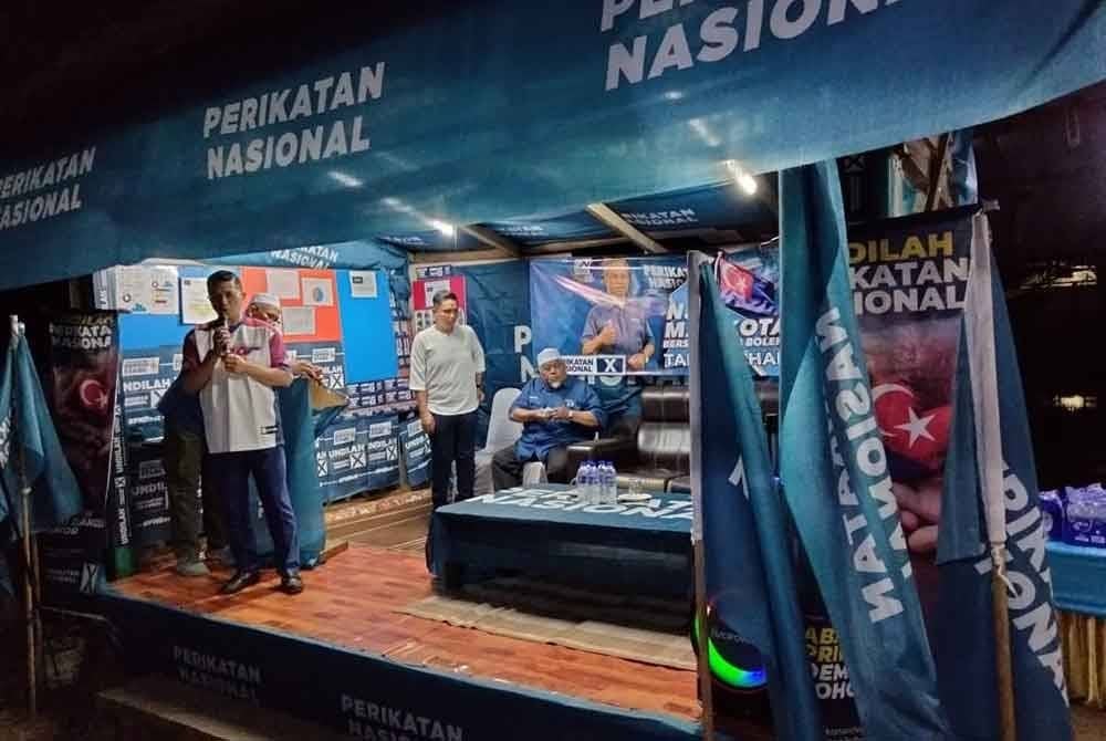 Azmin ketika program ceramah kelompok di Pusat Daerah Mengundi (PDM) Taman Ilham, Kluang pada malam Rabu.