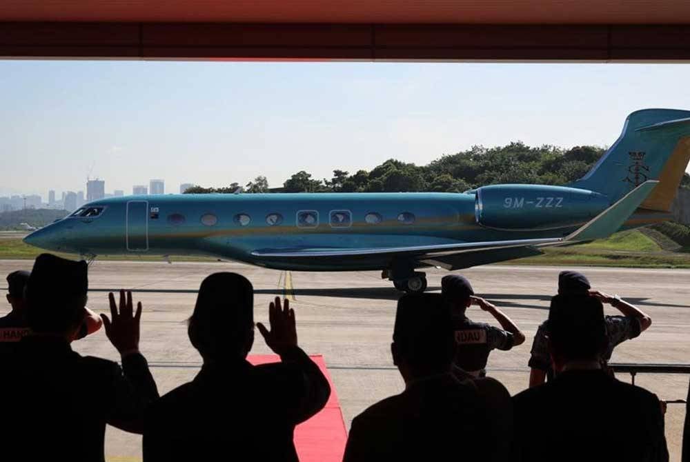 Pesawat khas yang membawa Sultan Ibrahim berlepas dari Pangkalan Udara TUDM Subang di Subang pada kira-kira 9.40 pagi pada Khamis. Foto Bernama