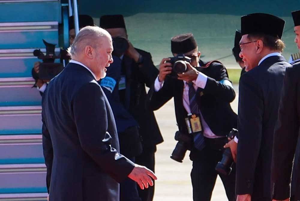 Anwar (tiga dari kanan) hadir bagi mengucapkan selamat berangkat kepada Seri Paduka Baginda. Foto Bernama