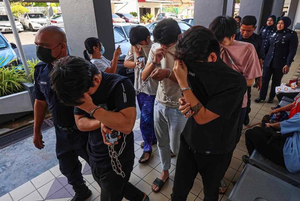 Seramai 11 individu terdiri daripada empat wanita dan tujuh lelaki yang berperanan sebagai operator dihadapkan ke Mahkamah Sesyen Taiping pada Khamis atas pertuduhan menawarkan pekerjaan tidak wujud, bulan lalu.