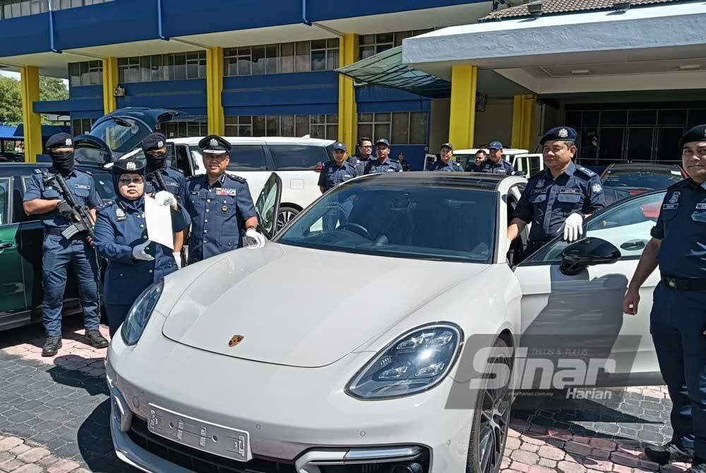 Norlela menunjukkan dokumen sebuah kenderaan import mewah yang dirampas JKDM dalam satu serbuan Ops Longkai 2024 di Pelabuhan Utara dan Pelabuhan Barat, Klang, Selangor, baru-baru ini.