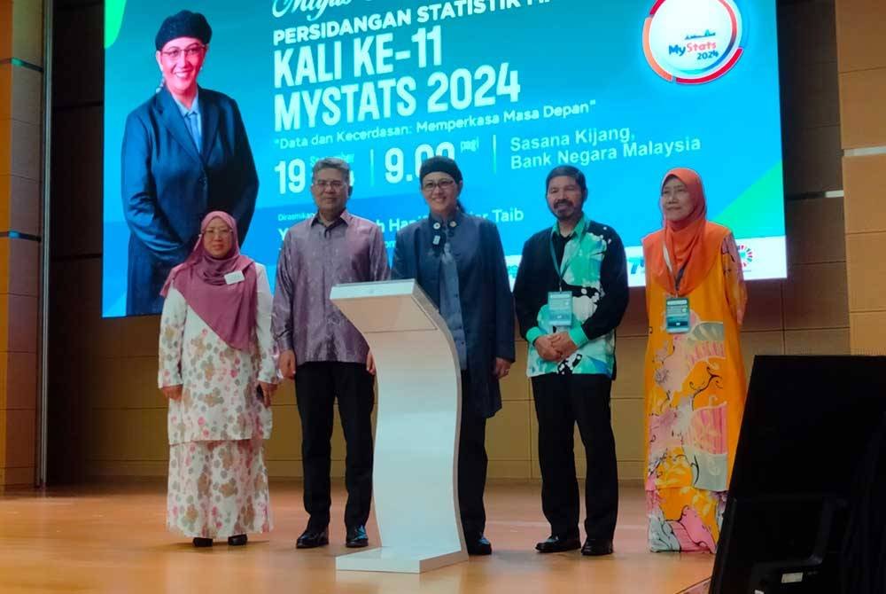 Hanifah (tengah) diiringi Mohd Uzair (dua dari kanan) merasmikan MyStats ke-11 2024 di Sasana Kijang, Bank Negara Malaysia pada Khamis